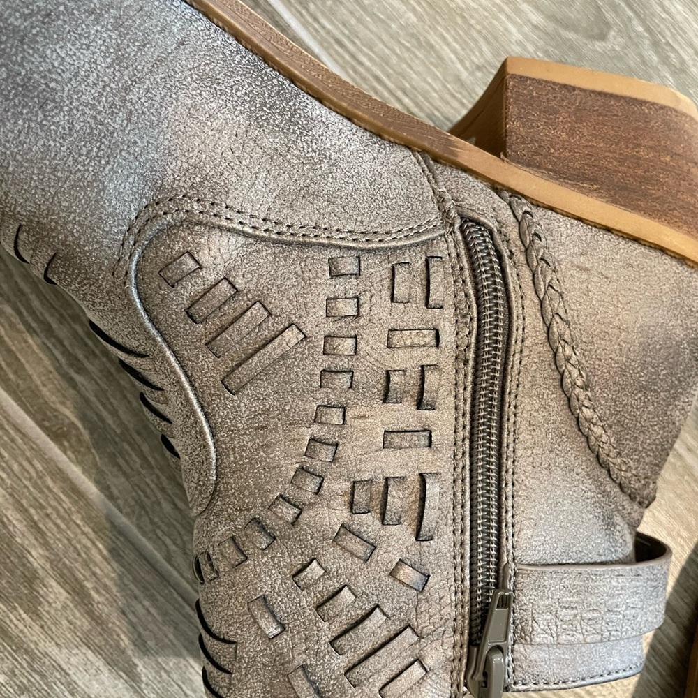 Very G brushed grey boots size 9.5 medium
